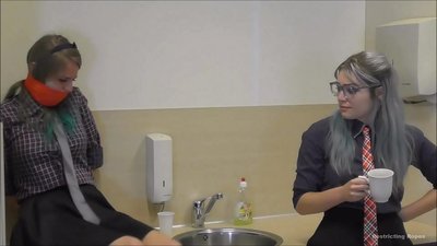 Viciado / amarrado e amordaçado / senhora em perigo