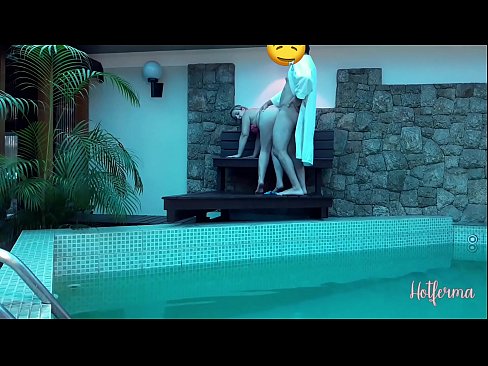 ❤️ Chefe convida criada para a piscina, mas não conseguiu resistir a um Porno em nós ﹏